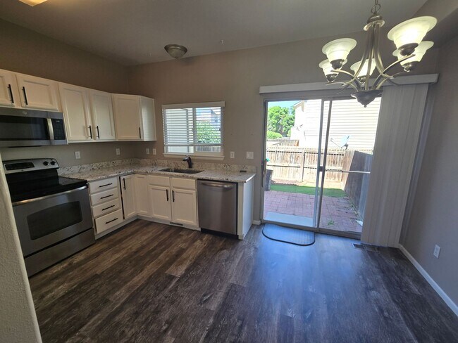 Building Photo - Updated Autumn Chase Townhome
