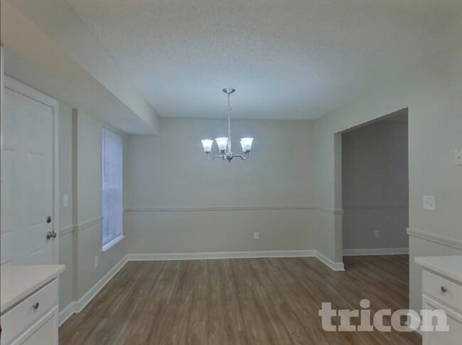 Foto del edificio - AVAILABLE NOW