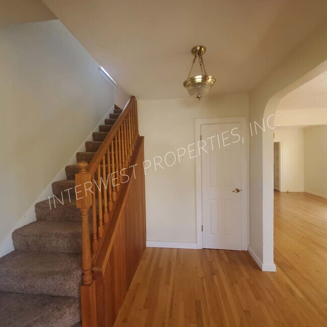 Foto del edificio - SPACIOUS & CHARMING 3BED+BONUS W/ HARDWOOD...
