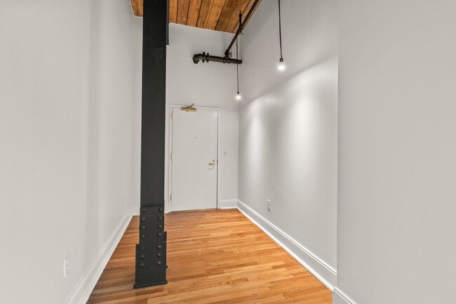 Building Photo - Great Location in South End!