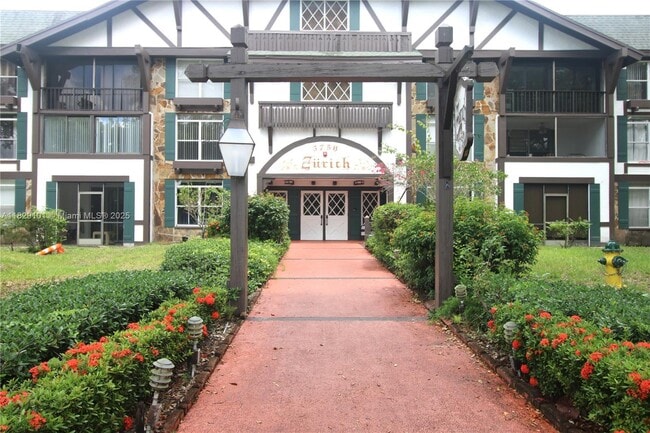 Building Photo - 3750 Inverrary Dr