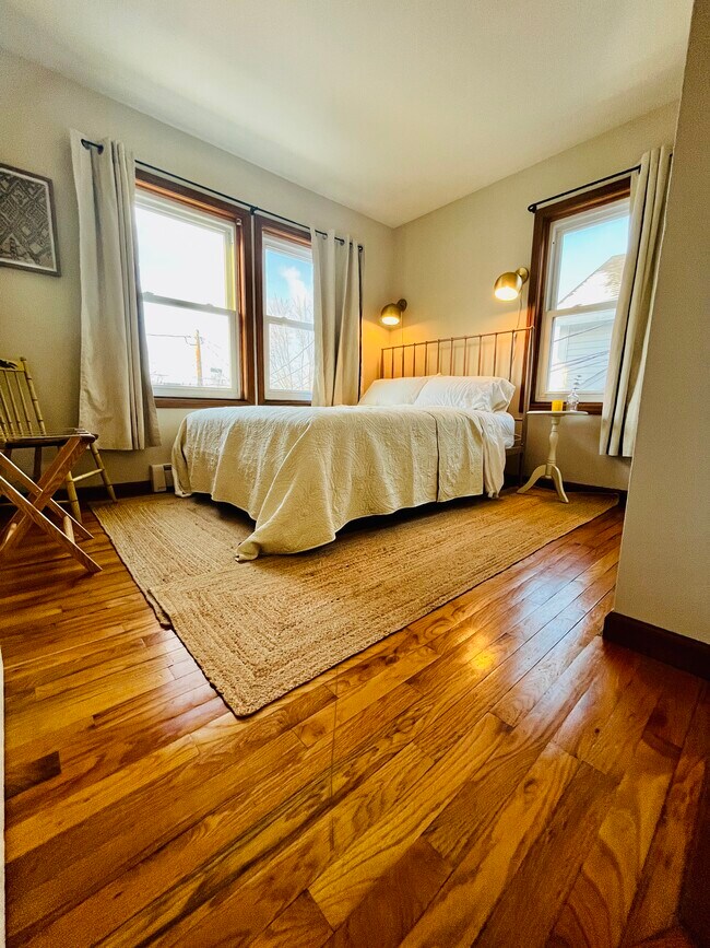 Dormitorio más grande - se adapta a una cama tamaño queen - 358 N Winooski Ave