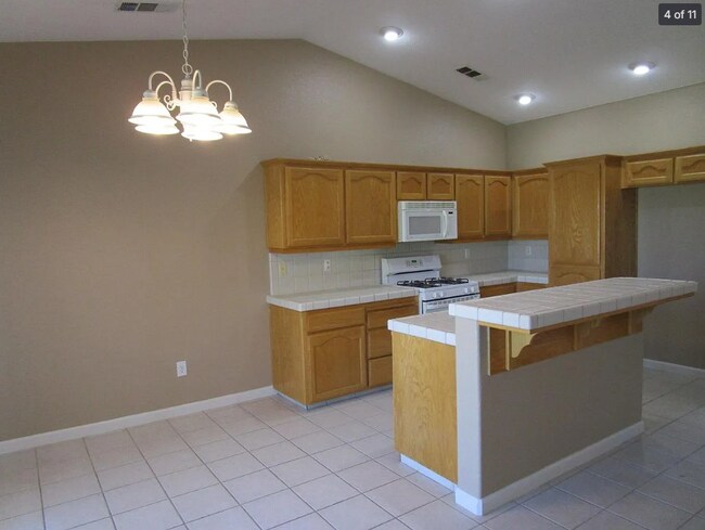 Building Photo - 967 Golf Ave