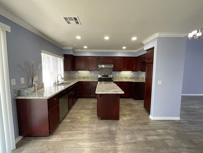 Foto del edificio - 4 Bedroom 2.5 Bath 2 Story Family Home,