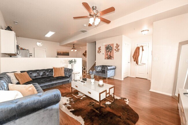 Foto del edificio - 3 Beds 3 Bath Townhome Minutes From Fort C...