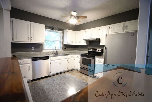 Foto del edificio - Must see 4-bedroom 2 bath home at 1100 Dupwe.