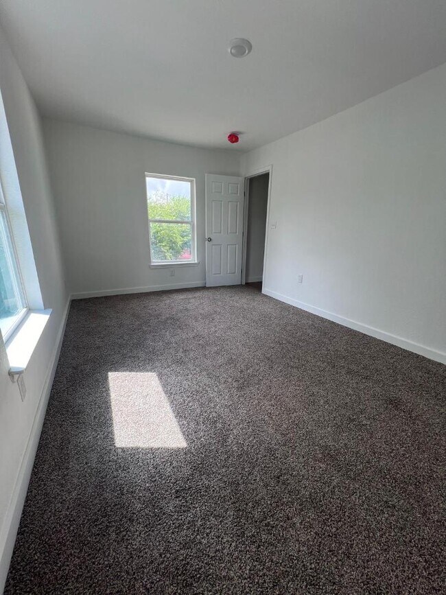 Building Photo - 224 W Pyron Ave