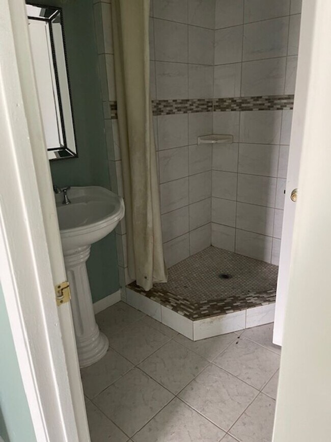 Foto del edificio - 3 Bedroom, 2 1/2 bath, 2 story condo for r...