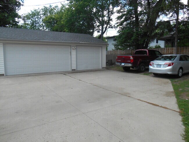 Garage 1 stall Guest Pk - 2912 France Ave S
