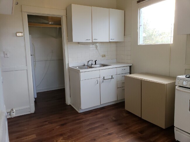 Kitchen - 3508 N Broadway St