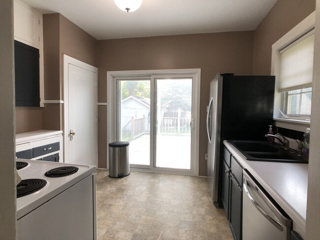 Building Photo - 3 Bedroom/2 Bathroom Single Family House f...