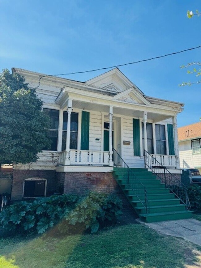 Building Photo - 228 Ivy St