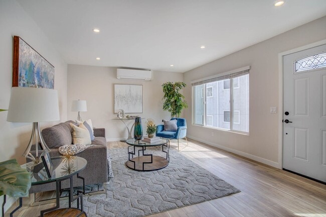 Foto del edificio - STUNNING REMODELED UPSTAIRS 2BD/2BA UNIT I...