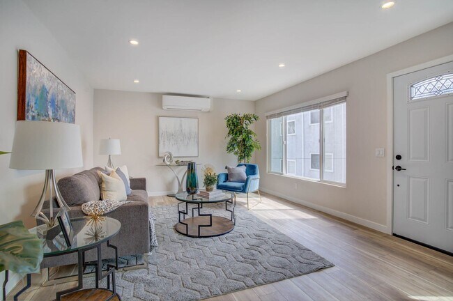Building Photo - STUNNING REMODELED UPSTAIRS 2BD/2BA UNIT I...