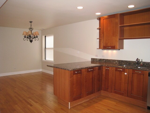 Building Photo - 1629 W Sherwin Ave