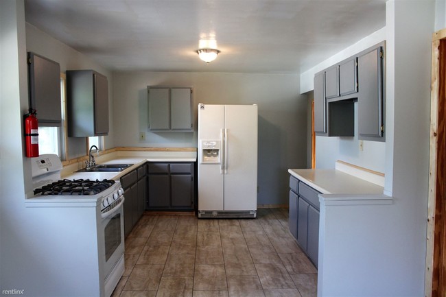 Building Photo - 3 br, 2 bath Apartment - 143 Burr Oak St