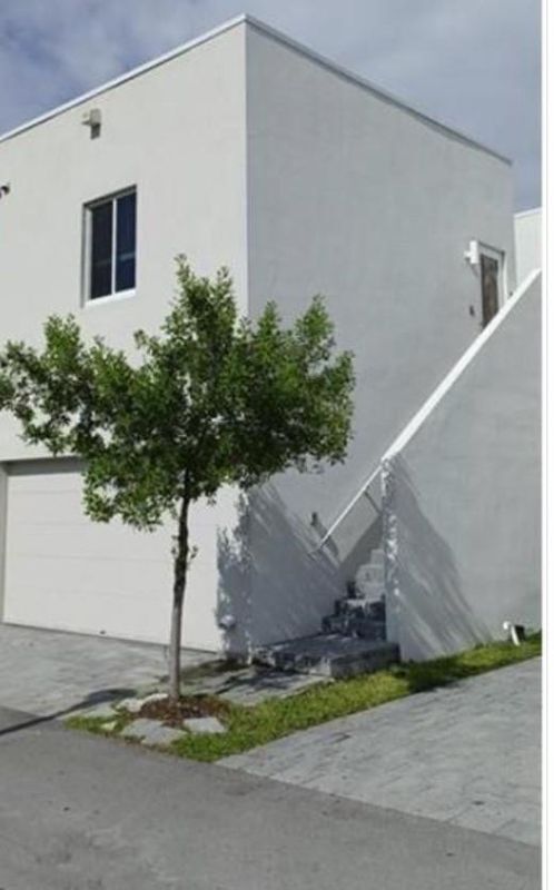 Foto del edificio - 6667 NW 102nd Path