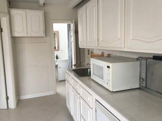 Kitchenette con horno de microondas, minibar y refrigerador apt-sized (no se muestra) - 216 Onyx Ave