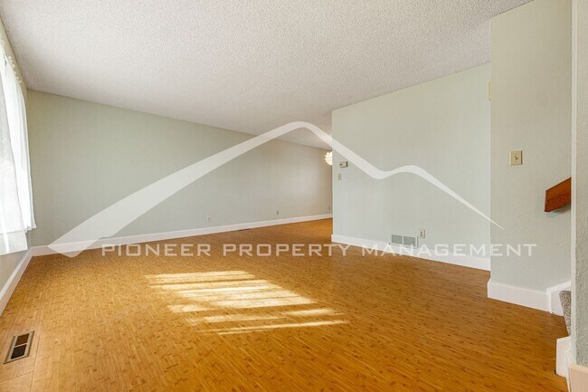 Building Photo - Spacious Home with Fenced Yard and Washer/...