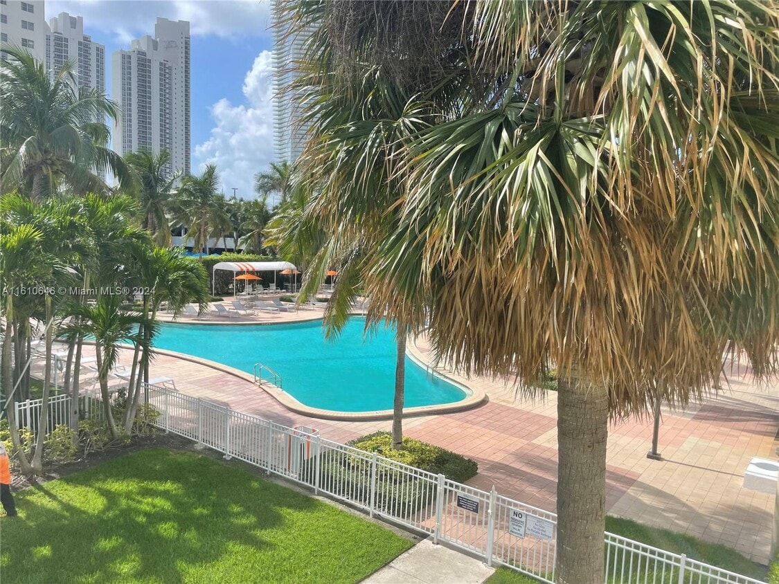 Foto principal - 19380 Collins Ave