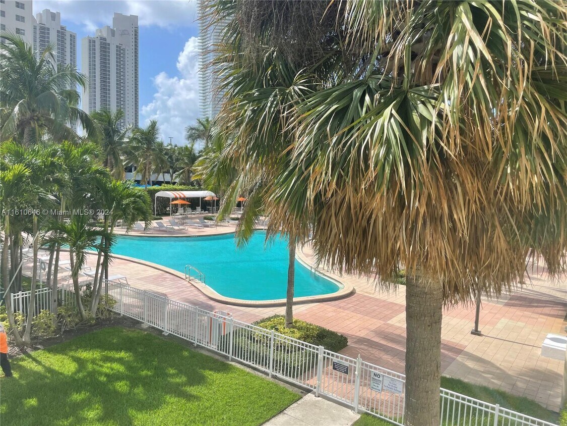 Primary Photo - 19380 Collins Ave