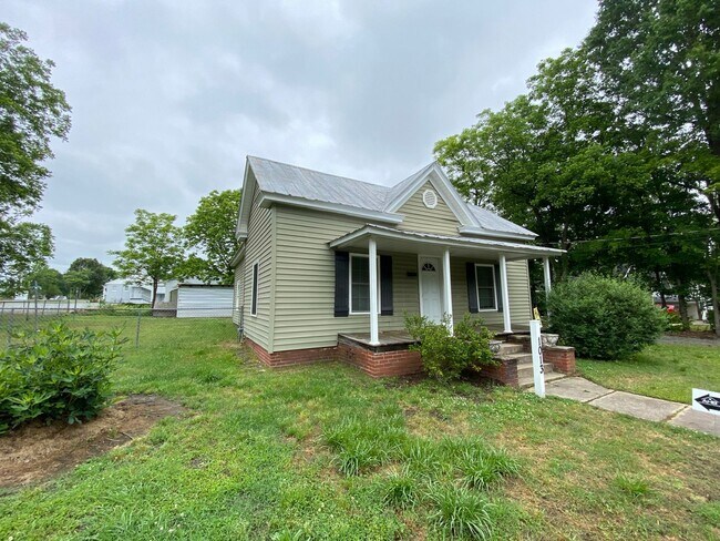 Foto del edificio - 2 Bedroom/1Bath Home Located  in Burlington, NC! APPLY NOW