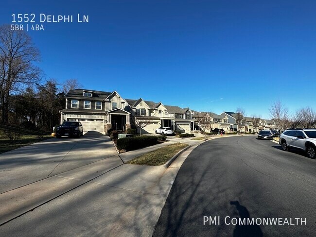 Foto del edificio - 4 Bed / 3.5 Bath Townhouse (Available 4/15...