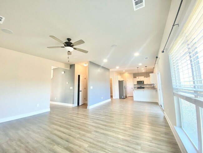 Foto del edificio - $1000 OFF 1st month rent!!!!Guyton Beauty!...