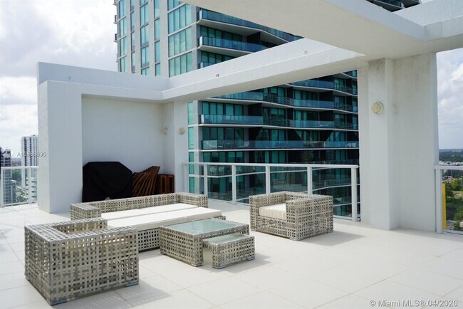 Foto del edificio - 601 NE 27th St