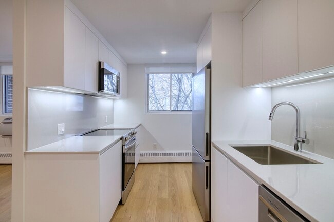 Building Photo - 4800 Maisonneuve Blvd W