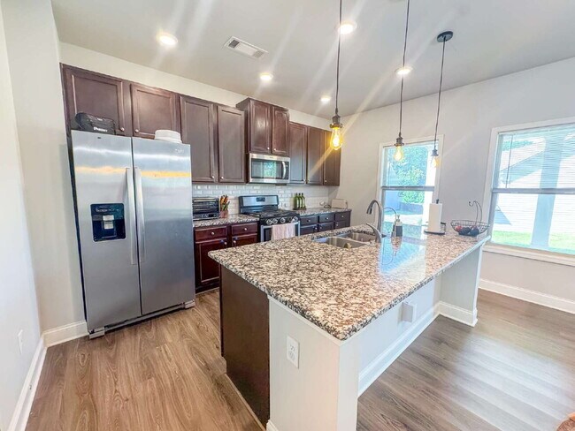 Foto del edificio - Beautiful 4BR Home in Mundy Mill | Corner Lot | Resort-Style Amenities