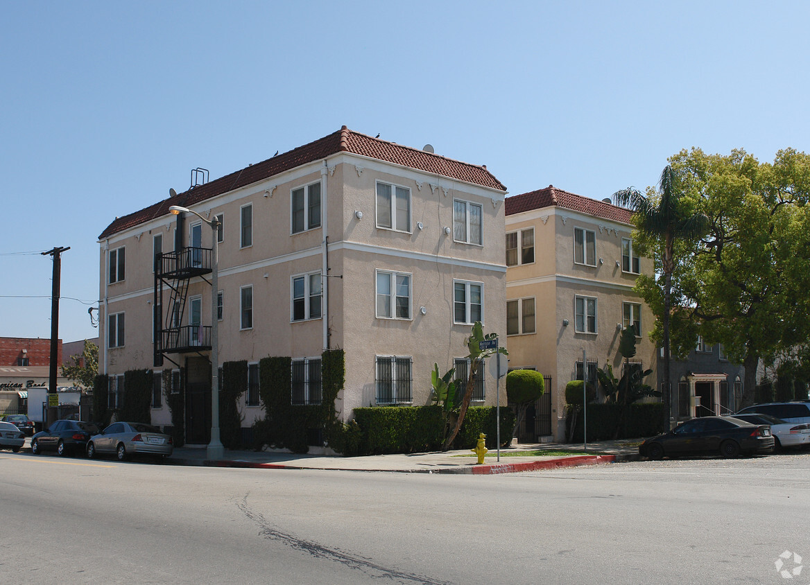 Primary Photo - 672 N Kenmore Ave