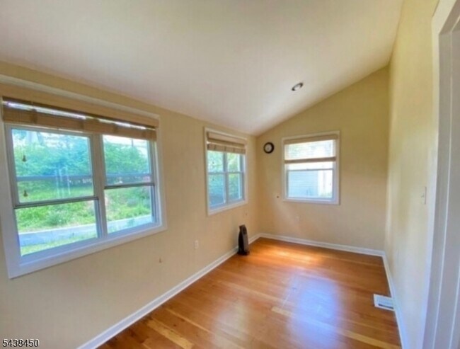 Foto del edificio - 40 Amherst Pl