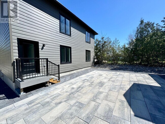 Building Photo - 65 Holgate St