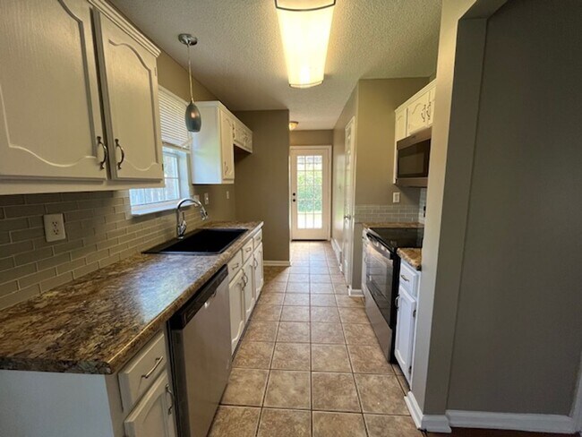Foto del edificio - Renovated 3 Bedroom 2 Bath Home for Rent!!