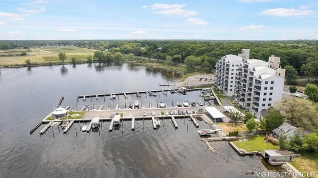 Building Photo - 2964 Lakeshore Dr