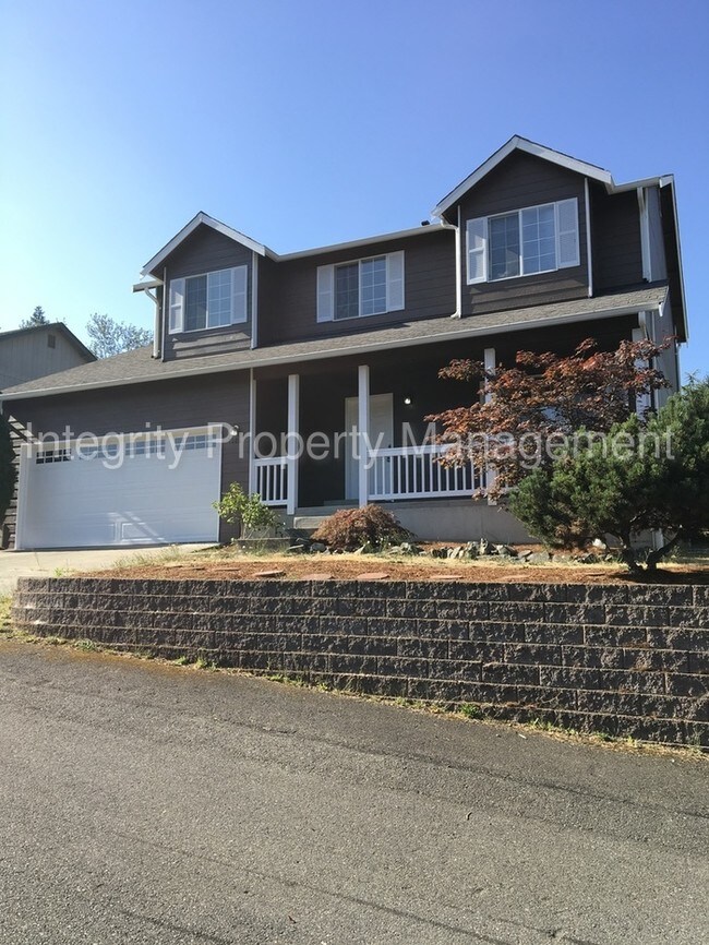 Building Photo - 4 BEDROOM IN A GREAT LOCATION!