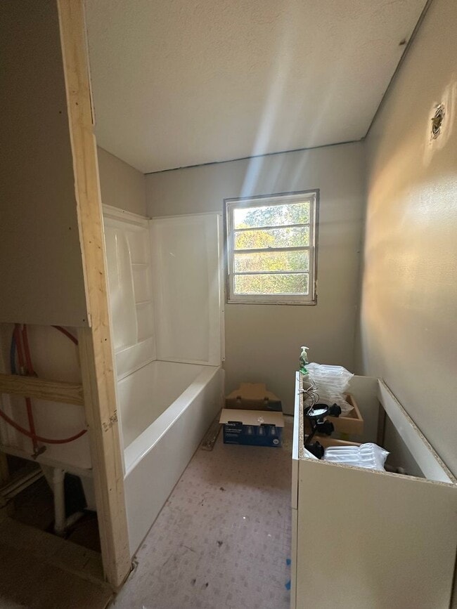 Foto del edificio - 3 Bed/2 Bath Home- Under Renovations