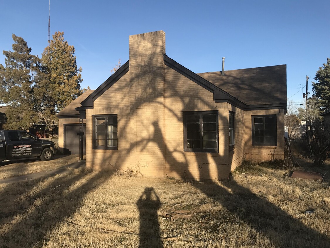 Primary Photo - 418 N Briscoe Ave