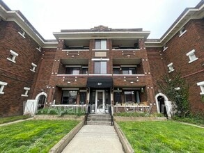 Building Photo - 827 Main St E