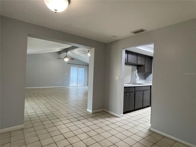 Foto del edificio - 7901 Woodlynne Ave