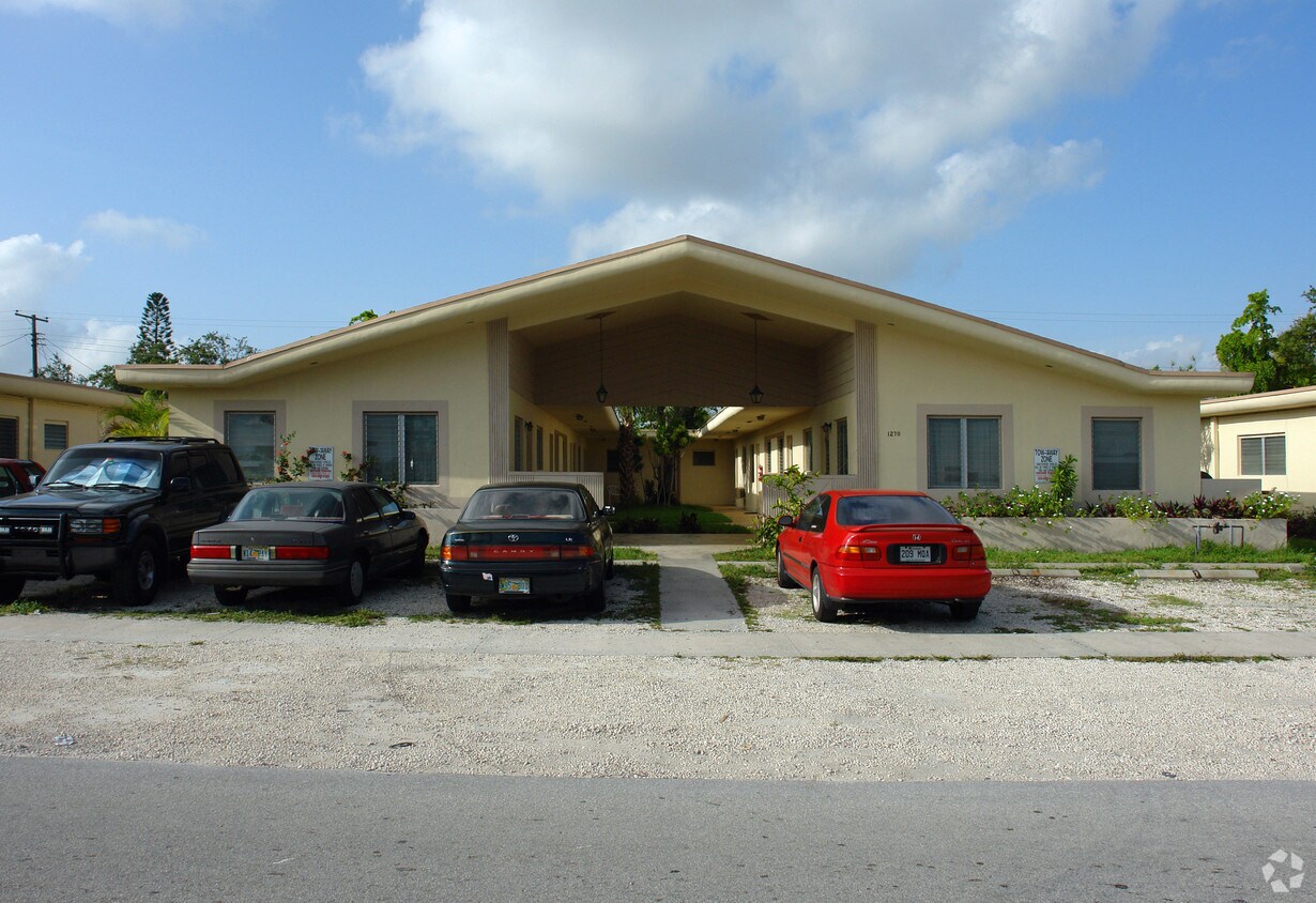 Building Photo - 1270 NE 139th St