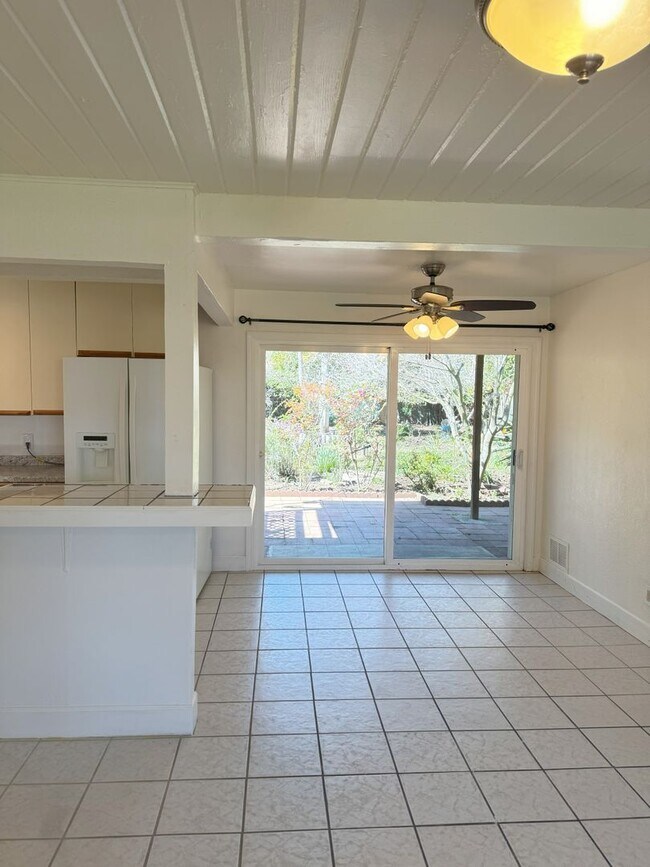 Building Photo - Charming 2 Bedroom home with large park like backyard