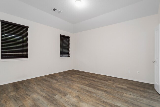 Foto del edificio - 24585 Meath St