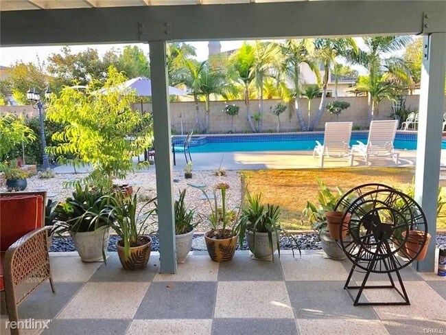 Building Photo - 429 Las Tunas Dr