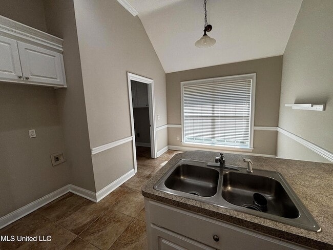 Building Photo - 410 Abbey Woods