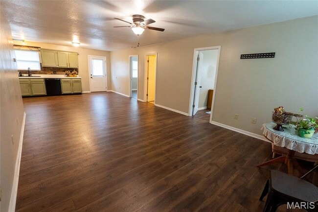 Foto del edificio - 2 bedroom, 1 bath duplex (left unit)