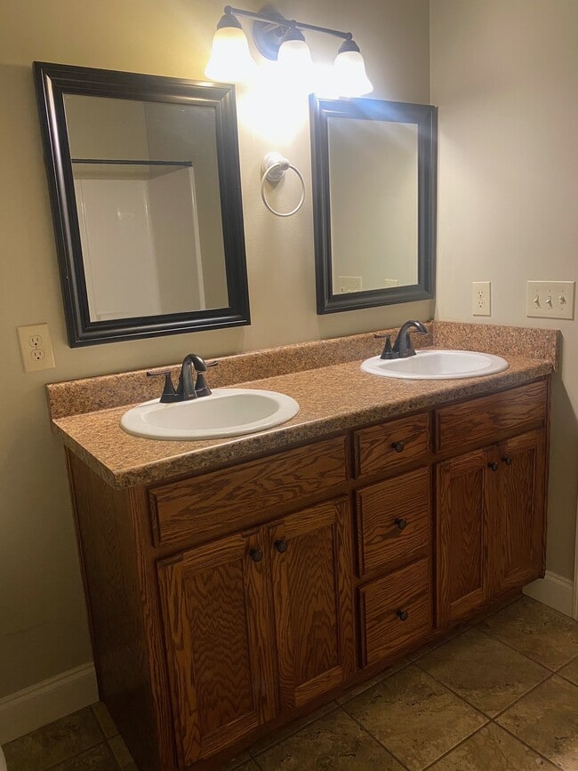 Building Photo - 116 River Flow Dr