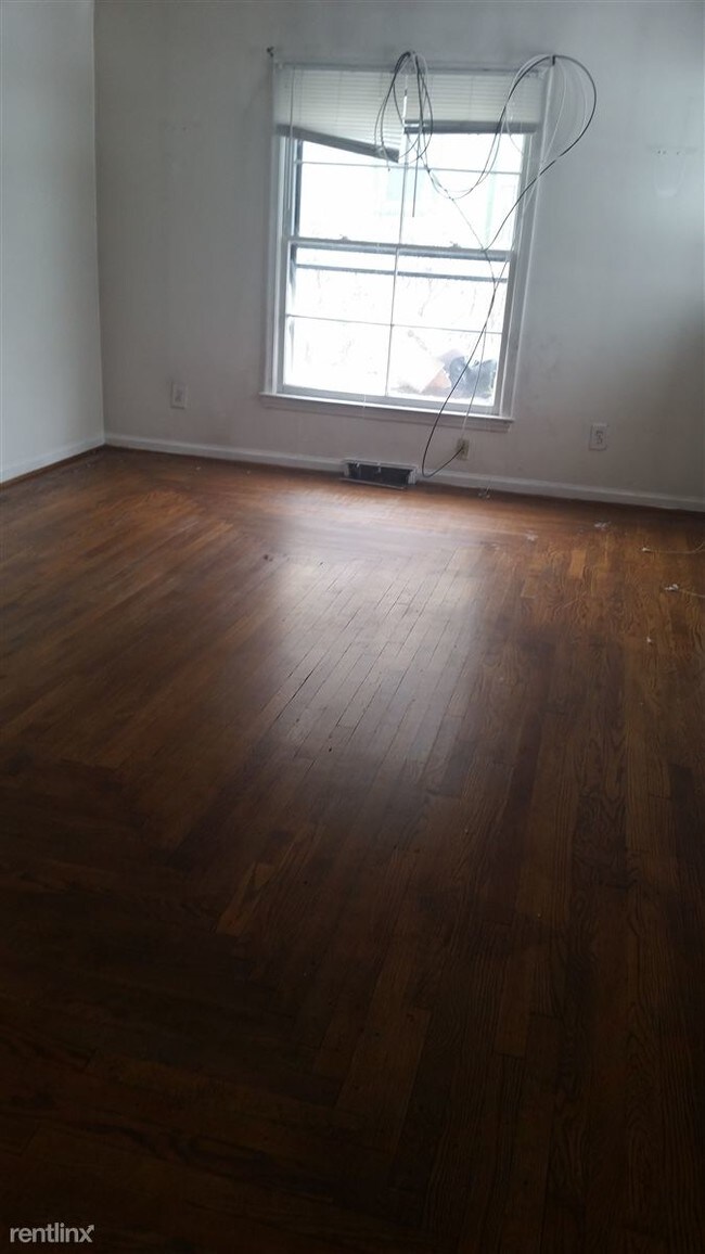 Building Photo - 3 br, 1 bath House - 30437 Elmwood St
