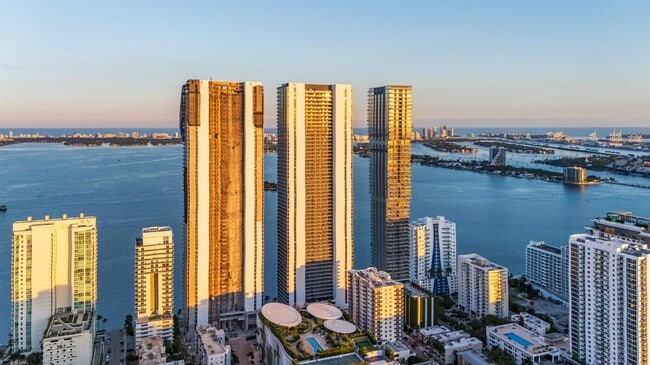 Foto del edificio - 700 NE 24th St